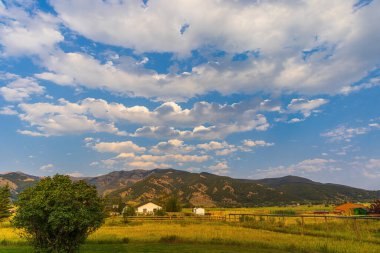 Bozeman, Montana yakınlarındaki kırsal alanda alçak asılı bulutlar