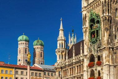 Münih 'in güzel şehir simgesi, Yeni Townhall' lı Frauenkirche ve çocuklu Maria 'nın altın heykeli.
