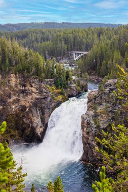 Yellowstone Yellowstone Milli Parkı içinde düşüyor