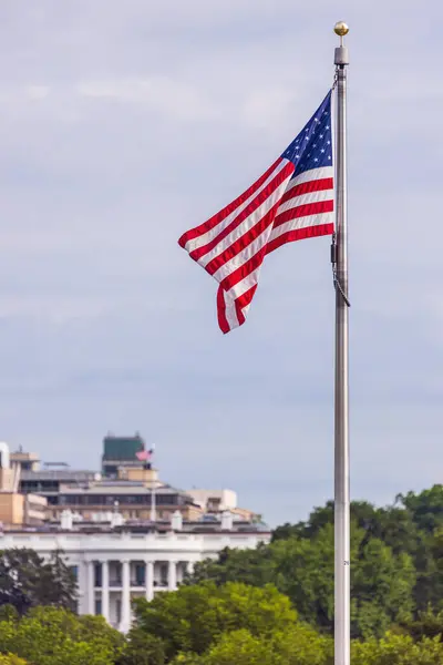 Amerikanische Flagge Mit Dem Weißen Haus Hintergrund — Stockfoto