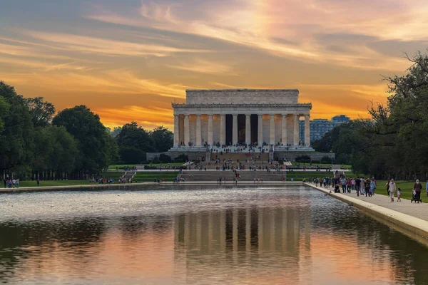 Lincoln Memorial ve yansıtma havuzu. 2. Dünya Savaşı Anıtı 'ndan