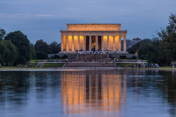 Lincoln Memorial ve yansıtma havuzu. 2. Dünya Savaşı Anıtı 'ndan