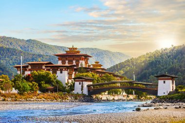 Tahta köprüsü olan ünlü Punakha Dzong.