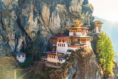 Taktshang Goemba Dzong bir dağ yamacında