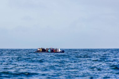 Fransa ve İngiltere arasındaki kanalı geçip Dover limanına doğru giden bir teknedeki göçmenler..