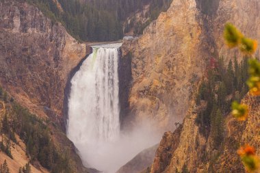Yellowstone Ulusal Parkı 'nın alçak düşüşü uzun mercekli bir sanatçı tarafından çekildi.