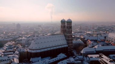 Frauenkirche Katedrali ile kışın Münih şehir merkezinin hava manzarası