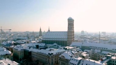 Frauenkirche Katedrali ile kışın Münih şehir merkezinin hava manzarası