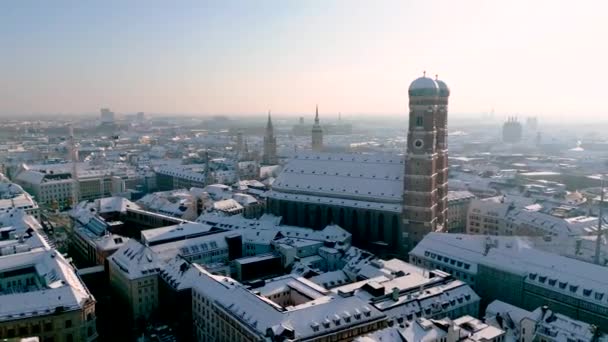 冬季慕尼黑市中心与弗劳恩基什主教座堂的空中景观 — 图库视频影像