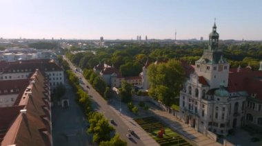 Prinzregentenstrasse üzerinde uçarken Bavyera Ulusal Müzesi 'ne manzaralı
