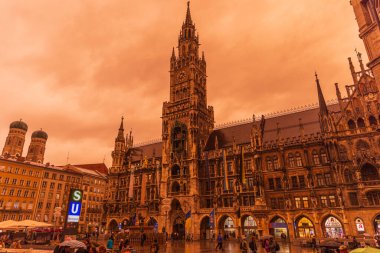 Nadir meteorolojik olay: Sahra kumu gökyüzünü turuncuya çeviriyor