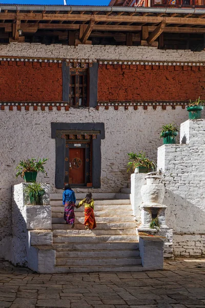 Två Hemligstämplade Flickor Bär Färgglada Kiras Gården Trongsa Dzong Äldsta — Stockfoto
