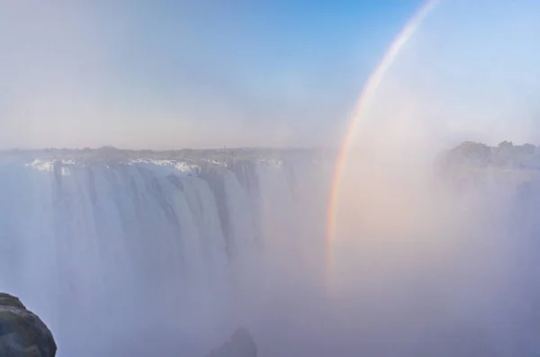 Scénický Pohled Duhu Klenoucí Nad Vodopádem Řeky Zambezi Viktoriiných Vodopádů — Stock fotografie