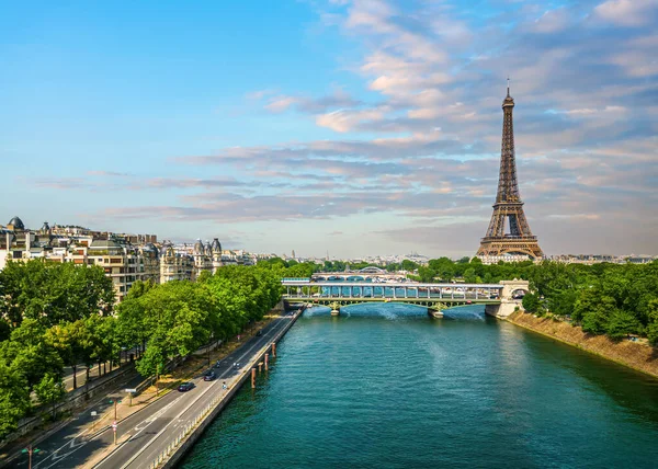 Tarihsel Paris binaları ve simgeleri üzerinde panoramik manzara