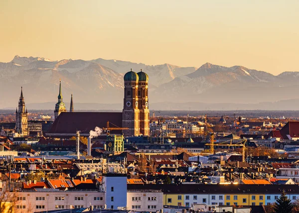 Meşhur Frauenkirche Landmark Foehn rüzgarlarıyla dolu bir günde