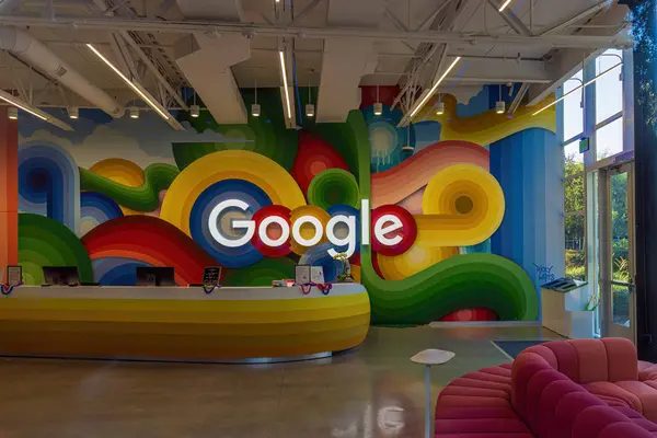 Google 'ın Silikon Vadisi' ndeki resepsiyon masasının arkasındaki duvarda Google işareti var.