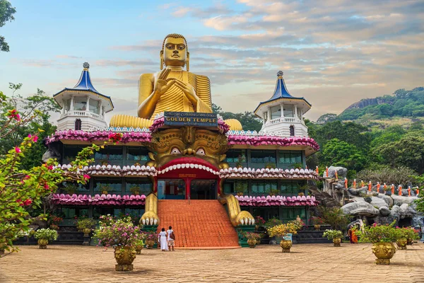 Dambulla Altın Tapınağı ya da Dambulla Mağara Tapınağı Sri Lanka 'da Dambulla yakınlarında bir Dünya Mirası Alanı' dır.