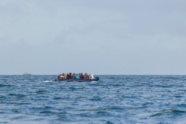 Fransa ve İngiltere arasındaki kanalı geçip Dover limanına doğru giden bir teknedeki göçmenler..