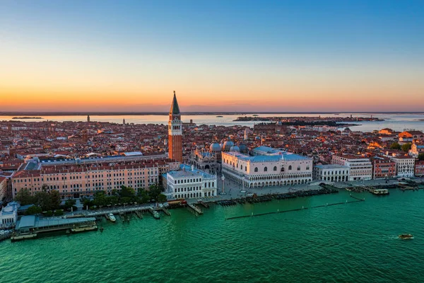 Campanile ve Doges Sarayı Piazza San Marco 'nun muhteşem hava gün batımı manzarası Venedik' in mimarisi ve simgesi