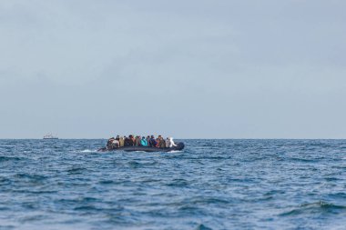 Fransa ve İngiltere arasındaki kanalı geçip Dover limanına doğru giden bir teknedeki göçmenler..