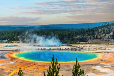 Yellowstone Ulusal Parkı 'ndaki Büyük Prismatik Havuz' da inanılmaz renkler