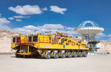 ALMA, var olan en büyük astronomik projedir. Otto, ana ambardan antenleri taşıyan ya da onları Chajnantor Platosu 'nda gezdiren özel bir kamyonet.