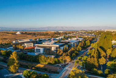 Googleplex - Google Genel Merkezi binaları yukarıdan görülüyor