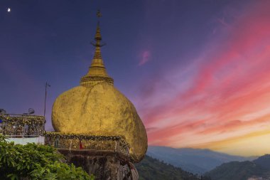 Bulutlu bir günde Kyaikhtiyo pagoda