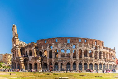Roma Kolezyumu, Roma ve İtalya 'nın başlıca ilgi alanlarından biridir.