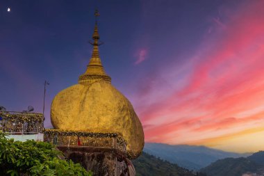 Bulutlu bir günde Kyaikhtiyo pagoda