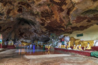 Hpa-An 'daki Kawgun Mağarası' nda uzanan Buda heykeli, Myanmar Burma.