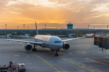 United Airlines Boeing 777-222 Münih Havaalanı MUC kapısına varıyor..