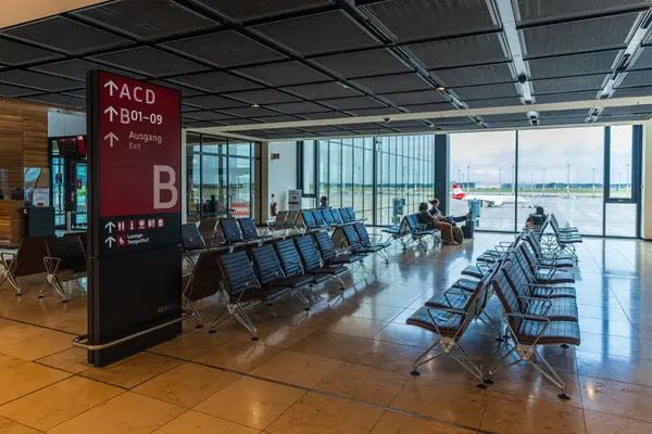Berlin Havaalanı 'nın kapısındaki oturma alanı..