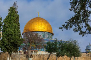 Kudüs 'teki Kaya Kubbesi ağaçların arkasında.