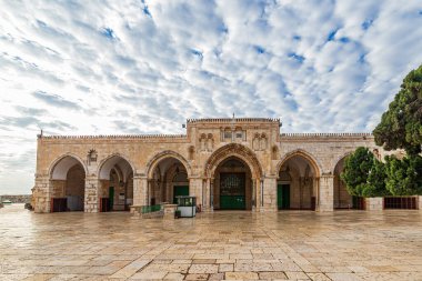 Tapınağın tepesindeki El Aksa Camii