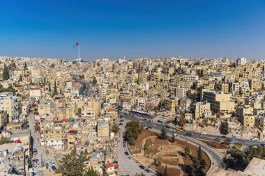 Amman 'da Ürdün bayrağı, bulutlu gökyüzü manzarası