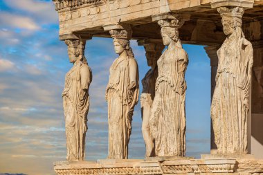 Akropolis bölgesindeki ünlü Erechtheum veya Athena Polias Tapınağı