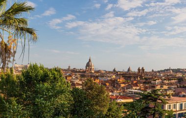 Yazın Roma şehri manzarası. Roma çatıları İtalya 'daki antik mimari manzaralı. Roma mimarisi ve simgesi.