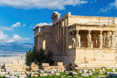 Akropolis bölgesindeki ünlü Erechtheum veya Athena Polias Tapınağı