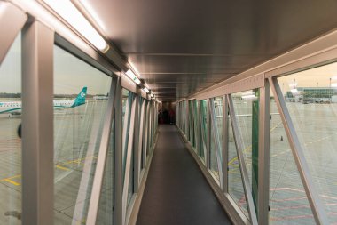 Uçaktan terminal bağlantı köprüsüne