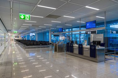 Münih Havaalanı 'nda terk edilmiş Lufthansa yolcu kapısı..