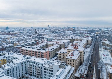Aralık 2023 'teki yoğun kar yağışı sonrasında Münih' in havadan görünüşü
