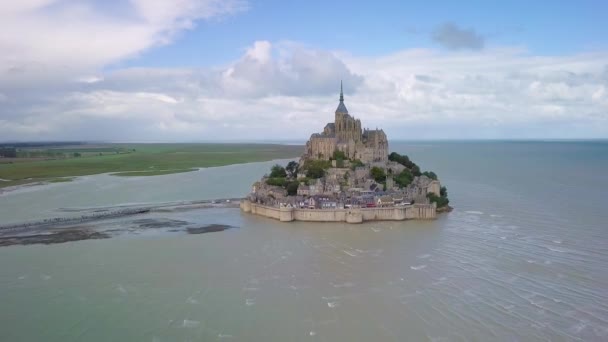 Mont Saint Michel Podczas Przypływu Najsłynniejsza Atrakcja Turystyczna Normandii — Wideo stockowe