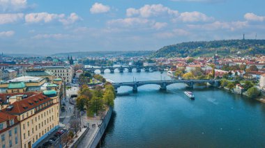 Vltva nehrine ve köprülerine havadan bak
