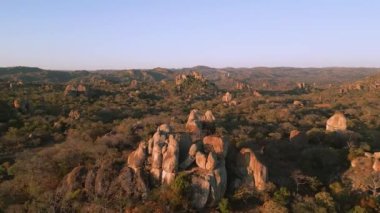 Matobo Ulusal Parkı 'nda gün batımında gökyüzü manzaralı ünlü kayalar.