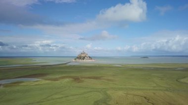 Sular yükseldiğinde Mont Saint Michel, Normandiya 'nın en ünlü turistik merkezi.