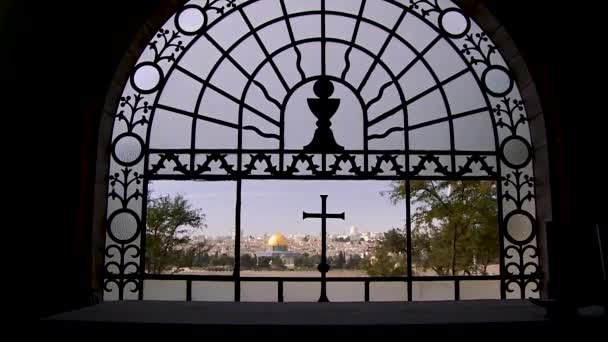 Cúpula Dourada Rocha Vista Através Janela Igreja Monte Das Oliveiras — Vídeo de Stock