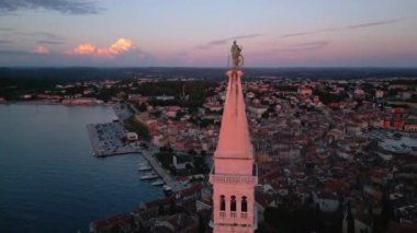 Eski Rovinj kentinin günbatımı hava manzarası, denizdeki ünlü antik Hırvat kenti.
