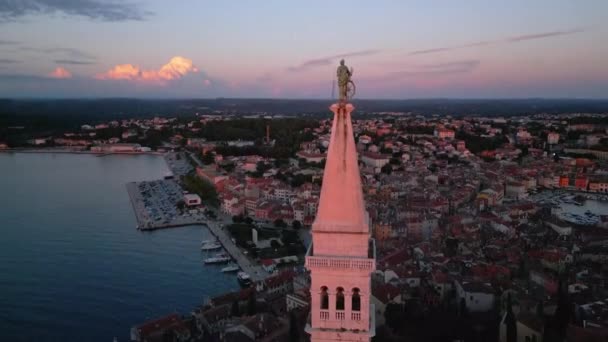 Solnedgång Antenn Panorama Över Gamla Stan Rovinj Känd Antika Kroatiska — Stockvideo