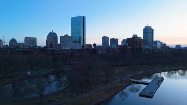 空からの眺めでは ボストンMaの街並みとチャールズ川の夕暮れ — ストック動画